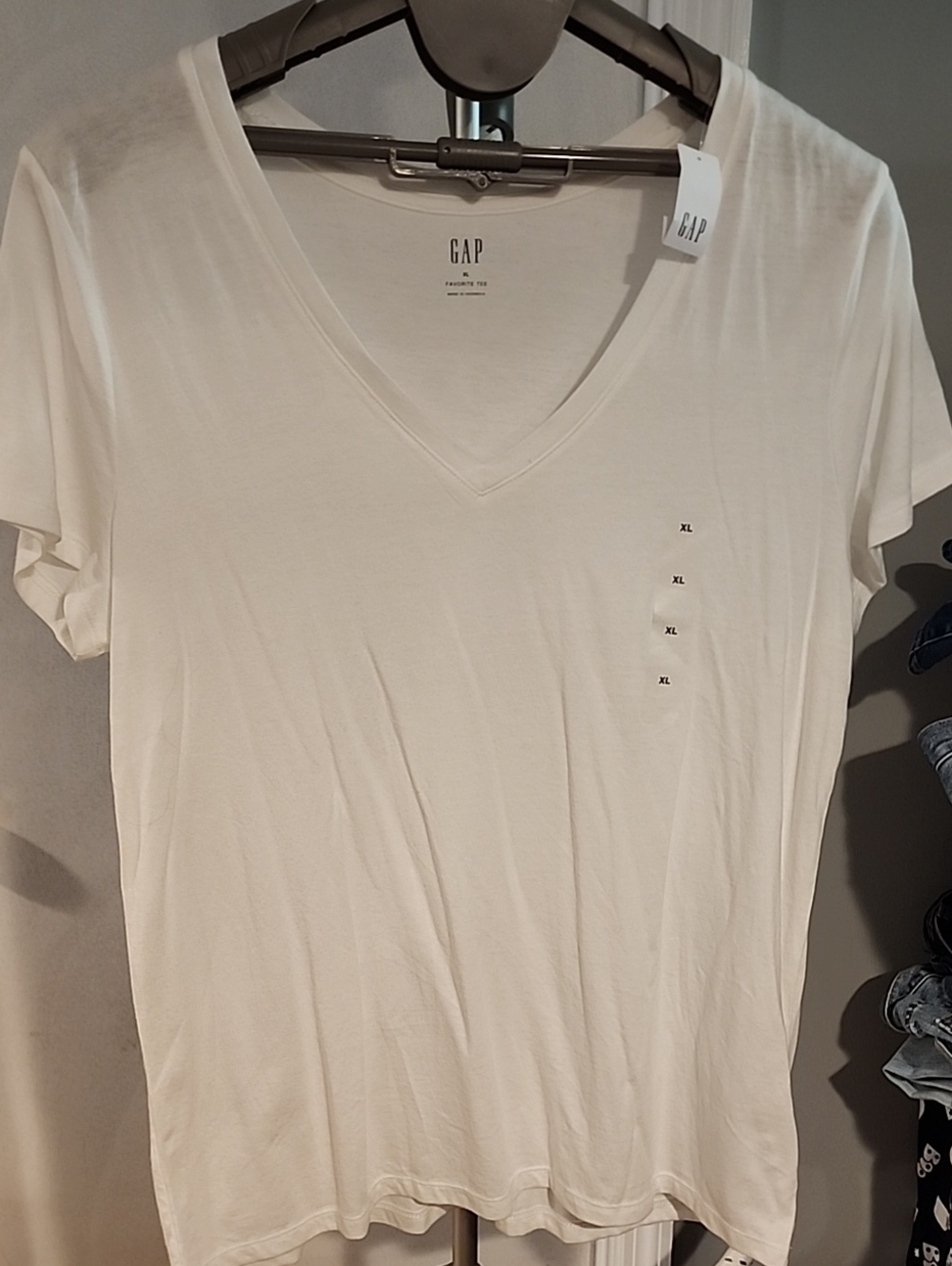 GAP Women's Short Sleeve V-Neck Tee in White